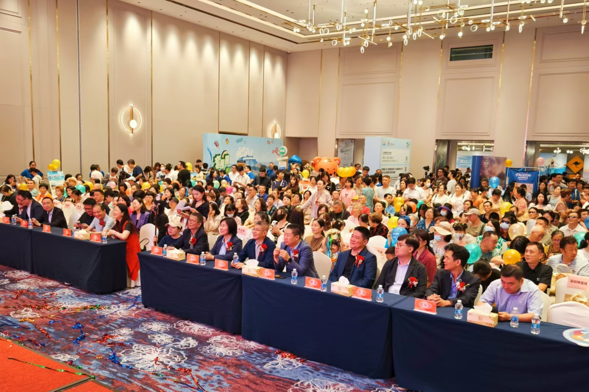 荣耀70·向新而行！深圳国旅新景界70周年庆典暨暑期客户节隆重举行(图1)