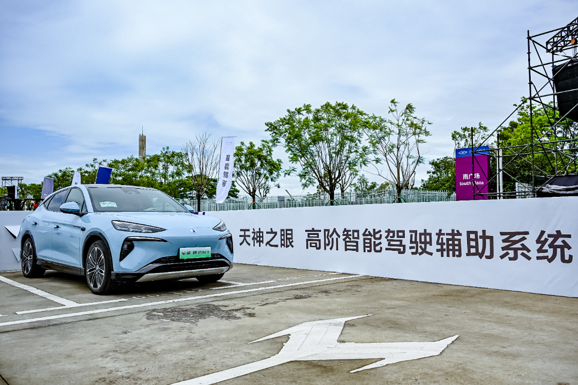 腾势登陆2024粤港澳大湾区车展腾势Z9GT华南首秀!展台成打卡点(图4) 腾势登陆2024粤港澳大湾区车展腾势Z9GT华南首秀!展台成打卡点(图4)