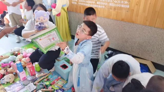 灞桥区赵庄小学小葵花义卖活动(图3)