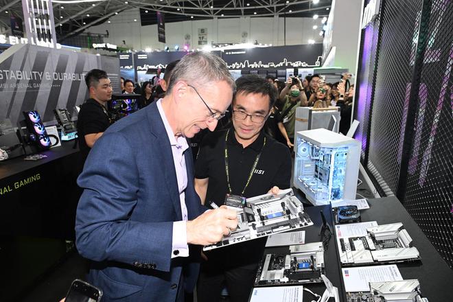 Computex 2024:微星发布新款办公家用显示器英特尔CEO到展台在主板签名(图4) Computex 2024:微星发布新款办公家用显示器英特尔CEO到展台在主板签名(图4)