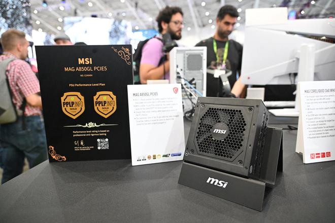 Computex 2024:微星发布新款办公家用显示器英特尔CEO到展台在主板签名(图3) Computex 2024:微星发布新款办公家用显示器英特尔CEO到展台在主板签名(图3)
