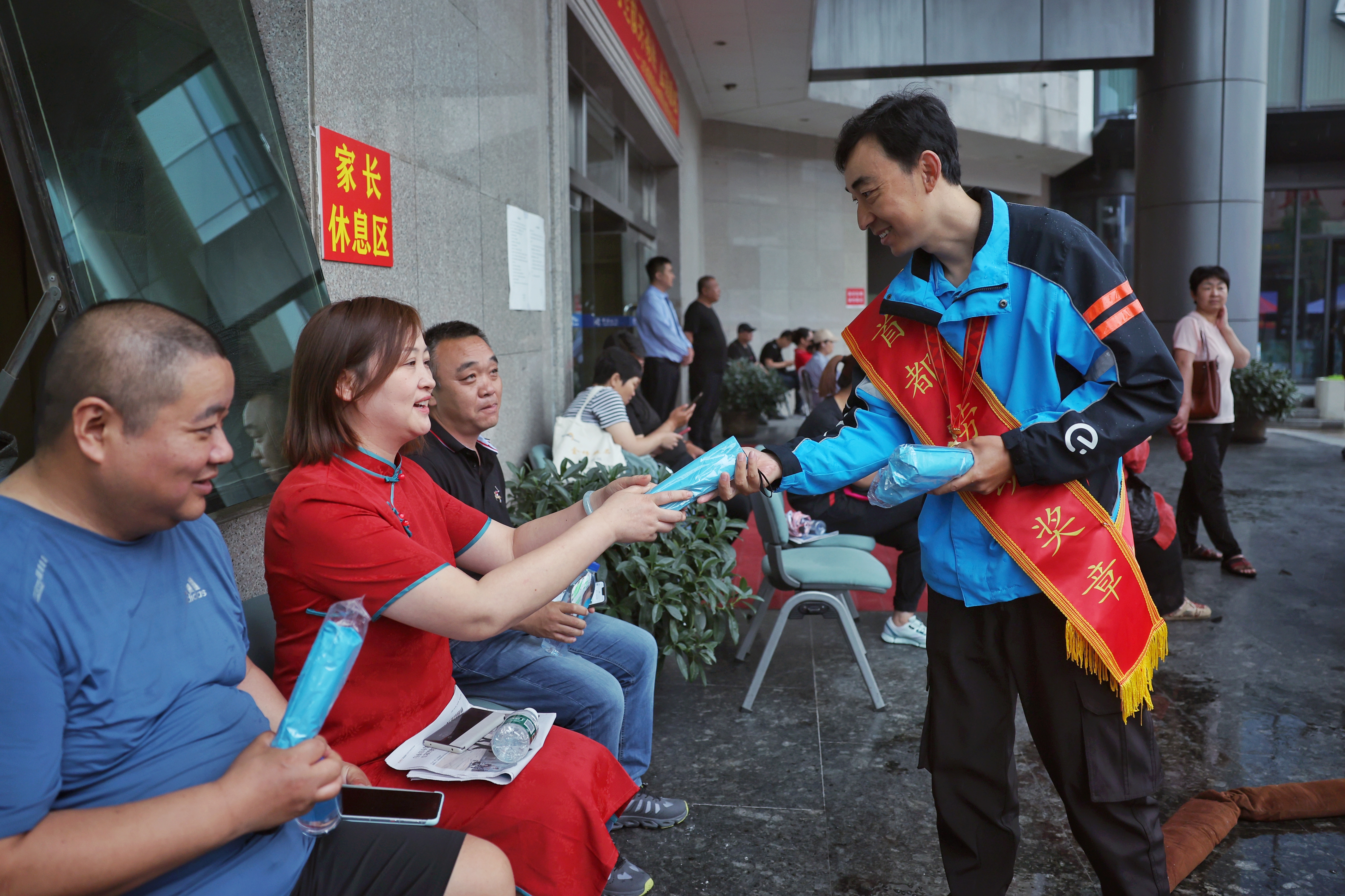 乘风破浪正当时！多图直击北京2024年高考(图1)