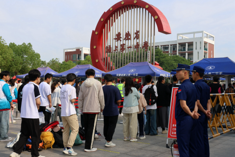 颍上:2024年高考开考8868名学子奔赴考场(图1) 颍上:2024年高考开考8868名学子奔赴考场(图1)