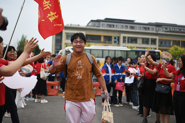 2024年全国高考今日开考 1342万考生奔赴考场(图1) 2024年全国高考今日开考 1342万考生奔赴考场(图1)