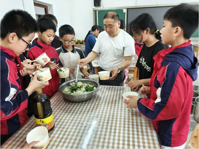 南溪区黄沙镇中心小学校开展“包抄手 减轻学生学习压力”技能活动(图2) 南溪区黄沙镇中心小学校开展“包抄手 减轻学生学习压力”技能活动(图2)
