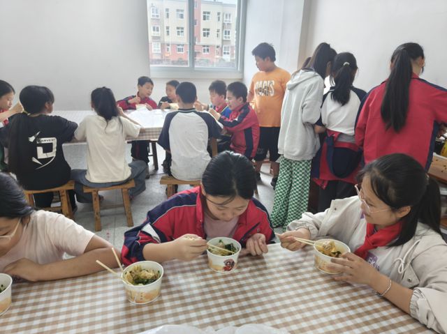 南溪区黄沙镇中心小学校开展“包抄手 减轻学生学习压力”技能活动(图3) 南溪区黄沙镇中心小学校开展“包抄手 减轻学生学习压力”技能活动(图3)