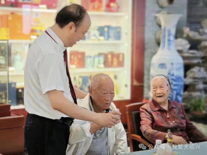 圣塔绍兴酒:百岁老人共饮黄酒(图4) 圣塔绍兴酒:百岁老人共饮黄酒(图4)