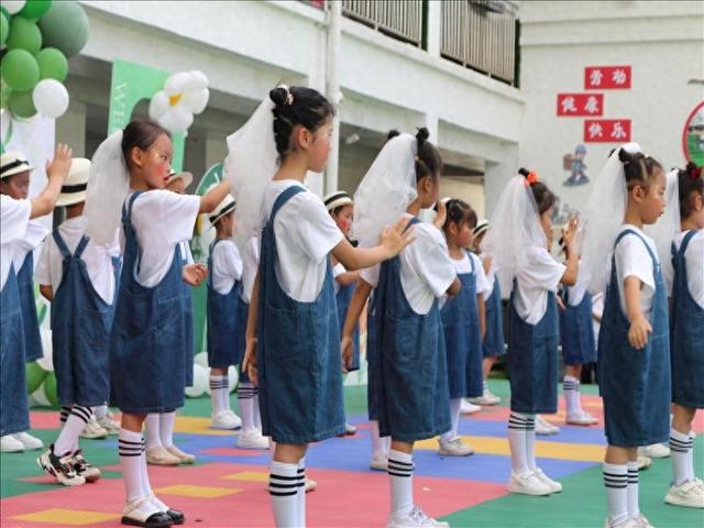 安居区横山幼儿园大班举行毕业典礼(图1) 安居区横山幼儿园大班举行毕业典礼(图1)