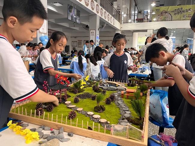 2024年自贡荣县“文轩杯”中小学劳动教育成果展示暨师生劳动技能大赛举行(图2) 2024年自贡荣县“文轩杯”中小学劳动教育成果展示暨师生劳动技能大赛举行(图2)