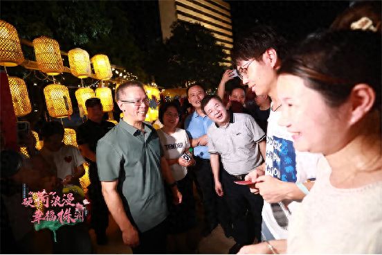 “七夕”婚登不打烊 福彩为爱来相伴——今年“七夕”全市111对新人浪漫结婚