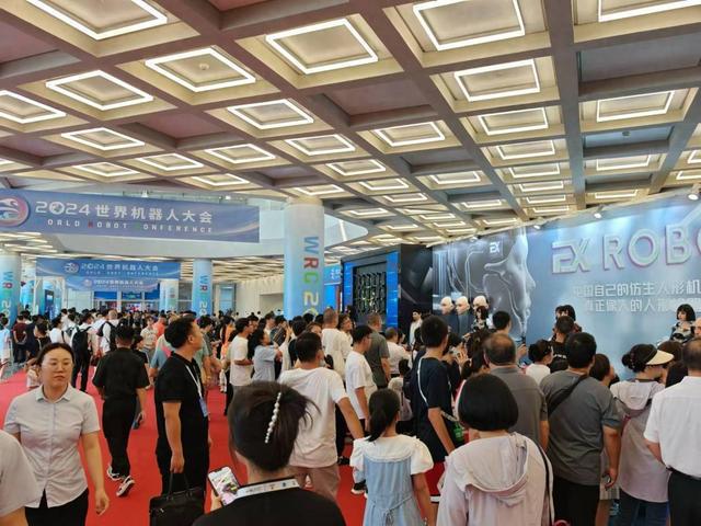 2024世界机器人大会：应用场景扩容人形机器人站“C位”