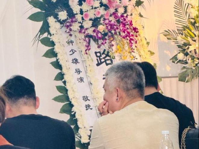 武打演员徐少强夫妇追思会：现场布置简单恩爱遗照令人心酸不已