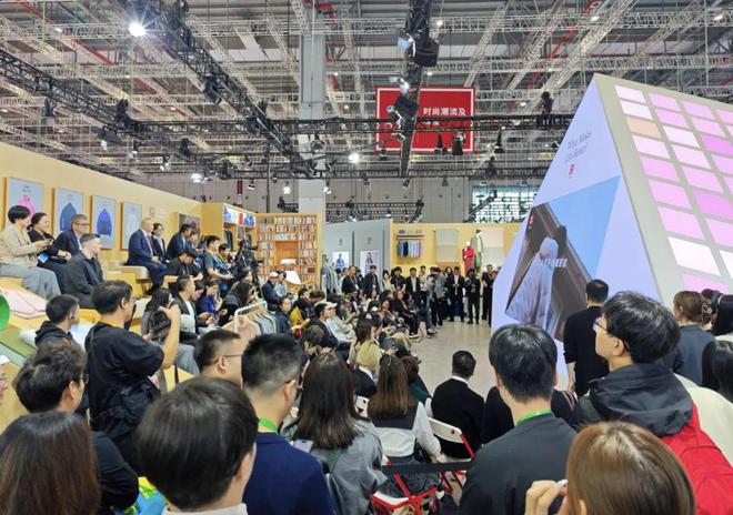 送福利！沉浸式展台诠释“服适人生”的艺术与科学 进博聚新质