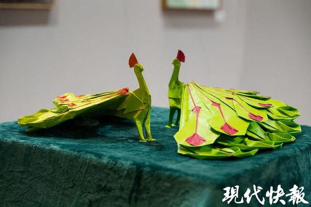 南京折纸设计师将鼓楼孔雀“搬”到法国