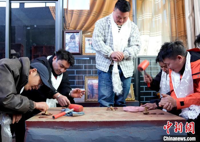西藏：游客走进展览馆体验擦擦文化