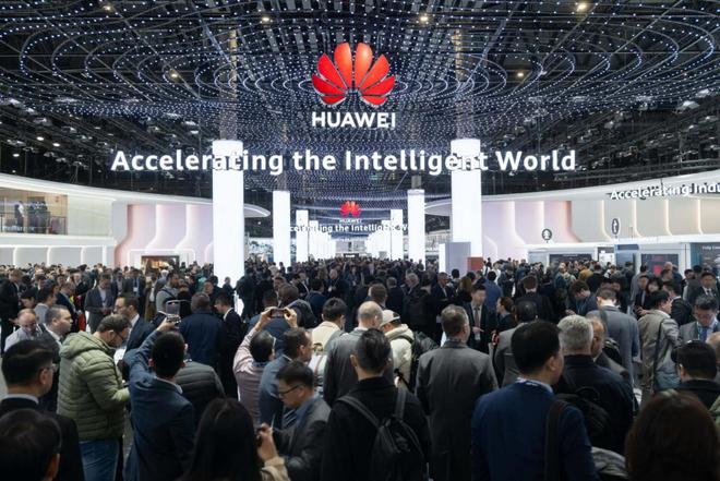 2400家企业都说“AI话”：华为包场宇树抢镜小米挤不进｜MWC观察